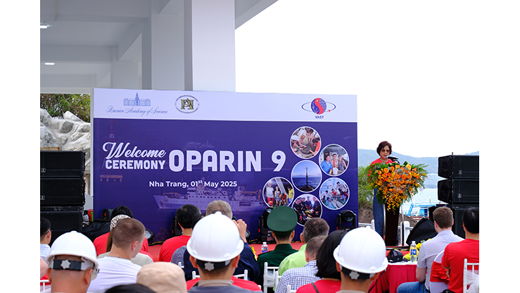 Lễ đón tàu nghiên cứu khoa học “Viện sĩ Oparin” và chuyến khảo sát đa dạng sinh học và hóa sinh biển lần thứ 9 giữa Viện Hàn lâm Khoa học và Công nghệ Việt Nam và Viện Hàn lâm Khoa học Nga, Phân viện Viễn Đông