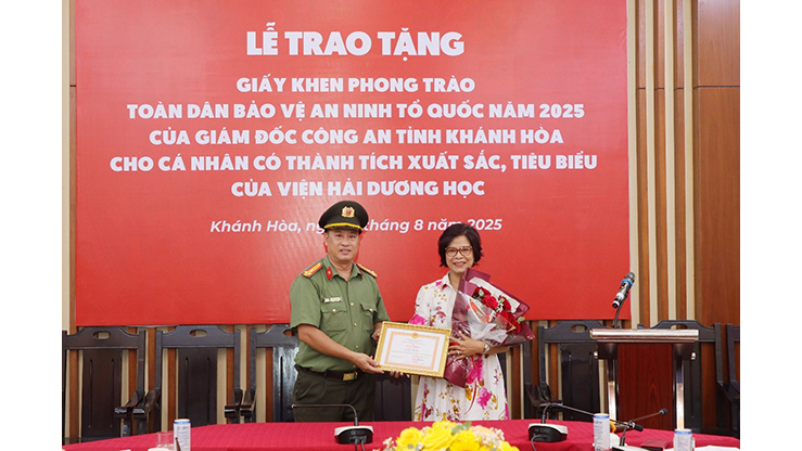 PGS. TS. Đào Việt Hà nhận giấy khen của Giám đốc Công an tỉnh Khánh Hòa
